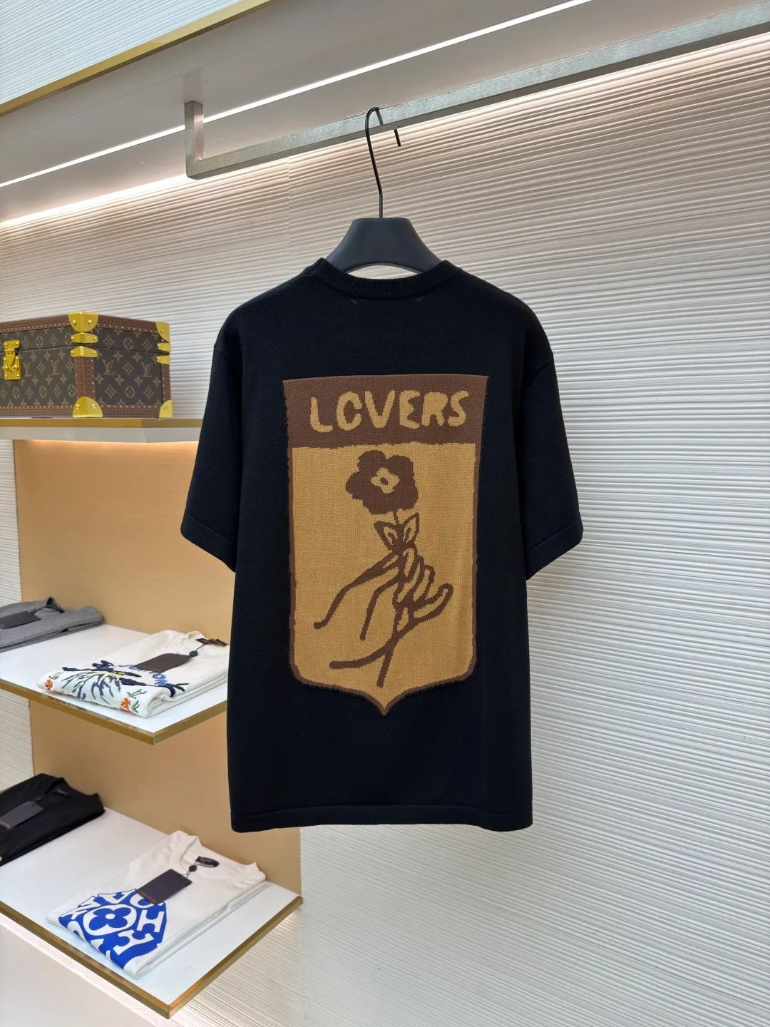 LOUIS VUITTON box flower knitted short sleeves ●Original version: 10,000 purchased and developed ●Item number: 1682408-A55 ●Fabric: densely spun cotton knitted fabric ●Technology: intarsia jacquard production ●Color: black ●Version: fitted version ●Weight: about 340g ●Size: S-M-L-XL ●Description: Custom-woven cloud soft densely spun cotton knitted fabric, delicate, soft and comfortable to the skin The classic black tone exudes an innate sense of luxury and is devouring by temperature. The front uses intarsia to restore the texture of the iconic hard box. The classic tones of antique brown and caramel gold freeze time. The back ends with Monogram flowers, allowing the totem of holding roses to bloom on the fabric. True luxury is never noisy, but there are surprises everywhere. Walking retro pictorial, intarsia jacquard weaving. By interweaving yarns of different colors, intarsia of the iconic hard box and Monogram flowers are formed on the fabric. The fine weaving not only ensures the clarity of the pattern, but also greatly enhances the durability of the fabric. The garment washing water plus soft and deodorizing process uses professional washing equipment and specific detergents to deeply clean and deodorize the clothes, improving the feel and appearance of the clothes. The overall wiring is straight and delicate, the fabric is comfortable and soft, and the color is consistent without color difference. It can be matched with the same style to create a fashionable look and control various occasions. Customized accessories, complete with three standards, same style for men and women!